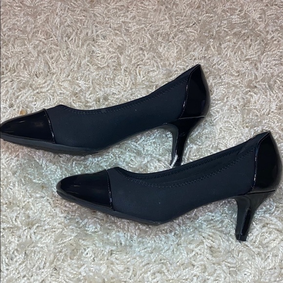 Low Pointed Heels! - Picture 2 of 4